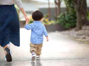 母親と手をつなぐ男の子の後ろ姿