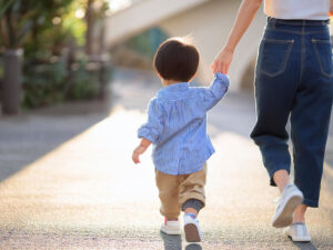 母親と手をつなぐ男の子の後ろ姿