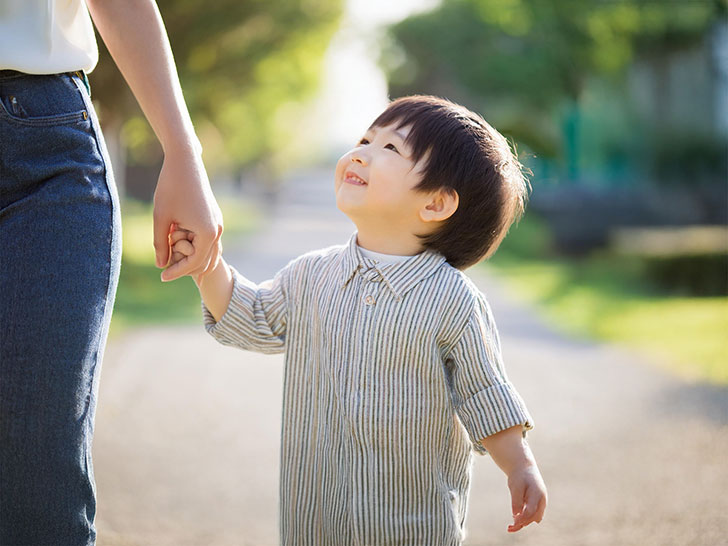 母親と手をつなぐ男の子の後ろ姿