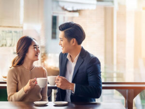 カフェでコーヒーを飲む若いカップル