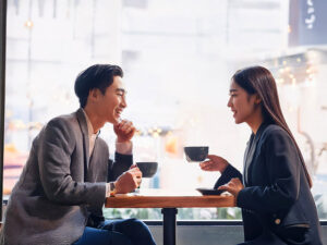 カフェでコーヒーを飲む若いカップル