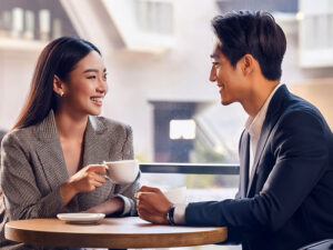 カフェでコーヒーを飲む若いカップル