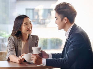 カフェでコーヒーを飲む若いカップル