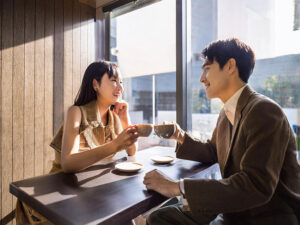 カフェでコーヒーを飲む若いカップル