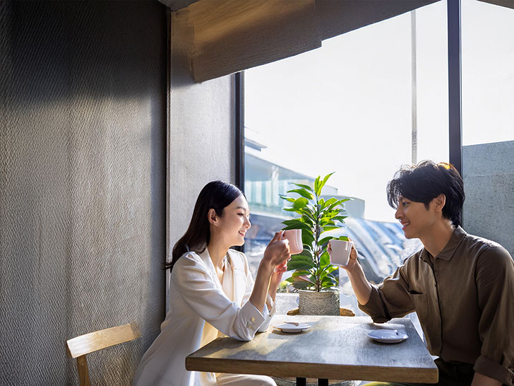 カフェでコーヒーを飲む若いカップル