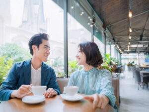 カフェでコーヒーを飲む若いカップル