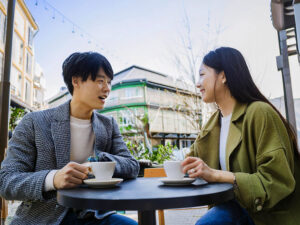 カフェでコーヒーを飲む若いカップル