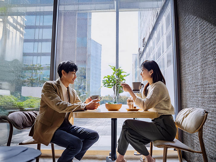 カフェでコーヒーを飲む若いカップル