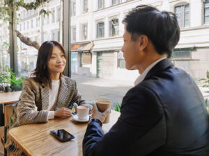 カフェでコーヒーを飲む若いカップル