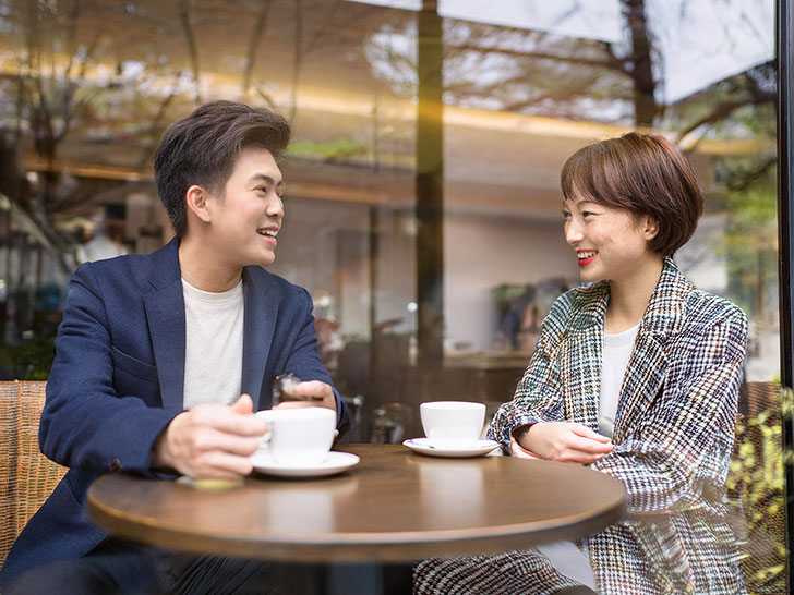 カフェでコーヒーを飲む若いカップル