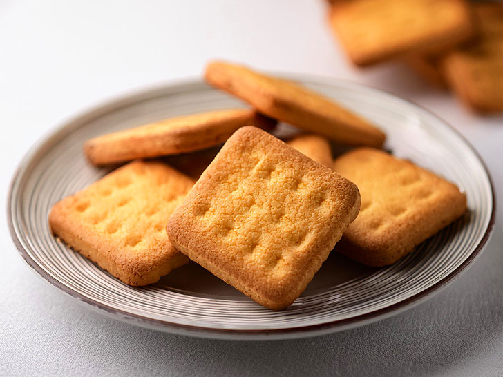 お皿に盛られたたくさんのクッキー