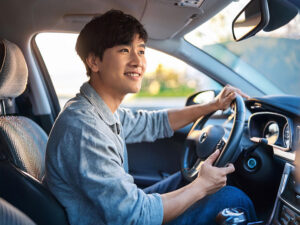 車を運転する若い男性