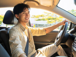 車を運転する若い男性