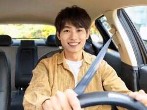 車を運転する若い男性