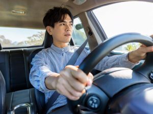 車を運転する若い男性