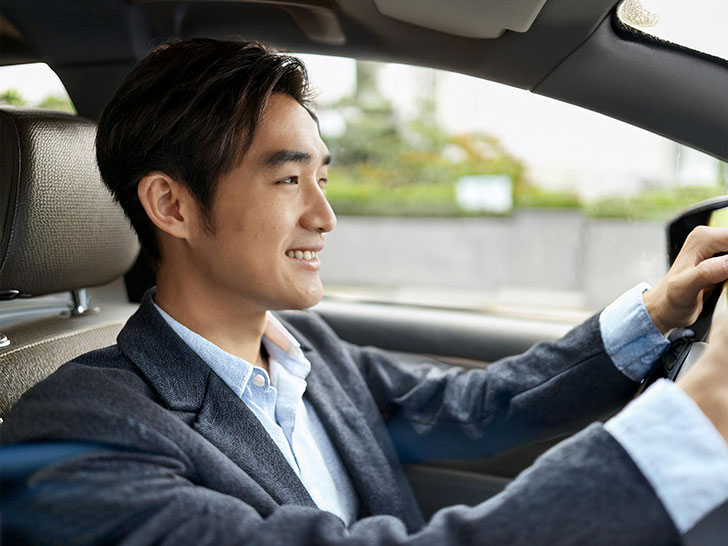 車を運転する若い男性