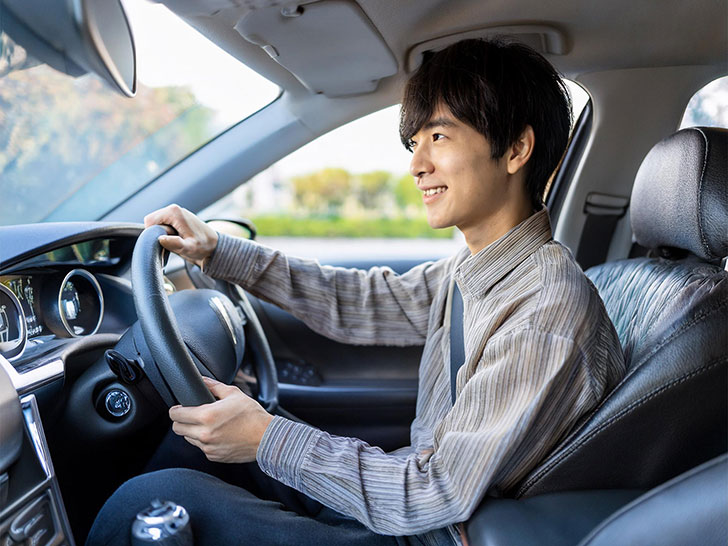 車を運転する若い男性