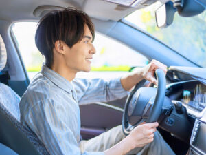 車を運転する若い男性