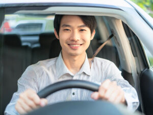 車を運転する若い男性