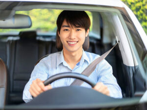 車を運転する若い男性