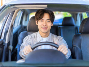 車を運転する若い男性