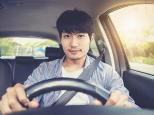 車を運転する若い男性