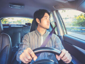 車を運転する若い男性