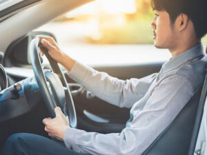 車を運転する若い男性