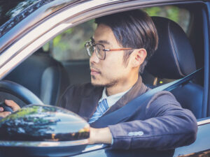 車を運転する若い男性