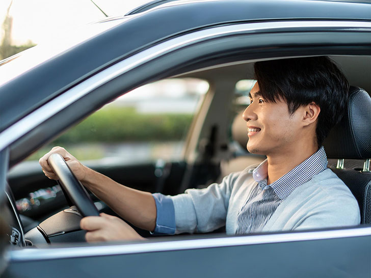 車を運転する若い男性