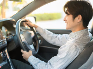 車を運転する若い男性