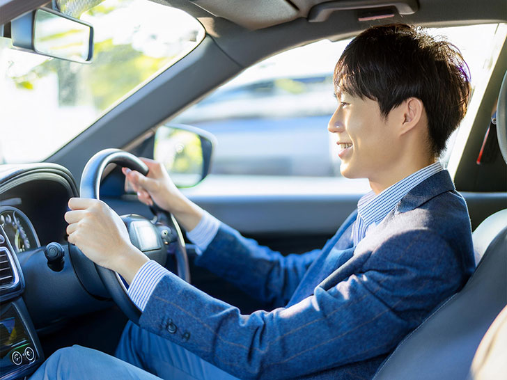 車を運転する若い男性