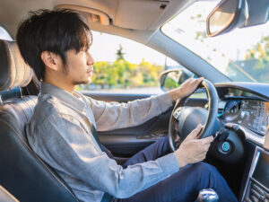 車を運転する若い男性