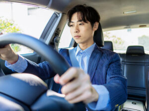 車を運転する若い男性