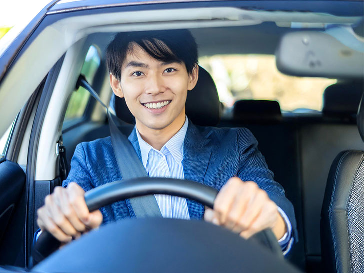 車を運転する若い男性