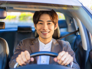 車を運転する若い男性