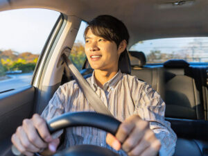 車を運転する若い男性