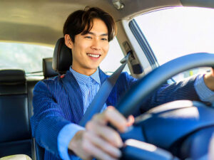 車を運転する若い男性