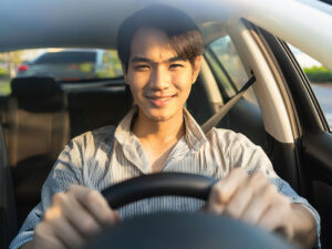 車を運転する若い男性