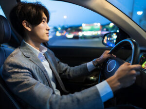 車を運転する若い男性