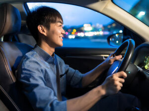 車を運転する若い男性