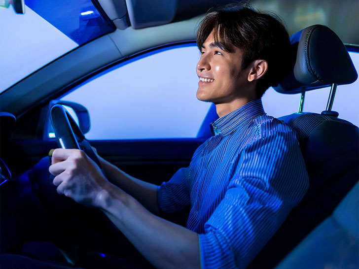 車を運転する若い男性