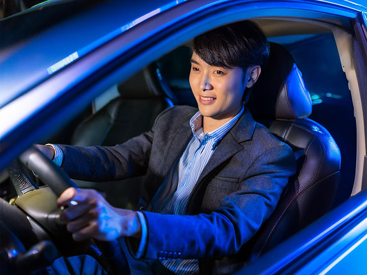 車を運転する若い男性