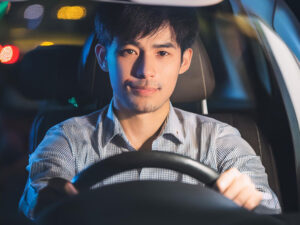 車を運転する若い男性