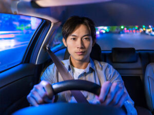 車を運転する若い男性