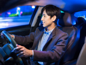 車を運転する若い男性