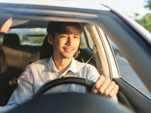 車を運転する若い男性