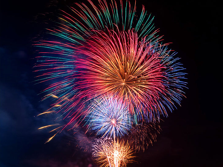 夜空いっぱいの打ち上げ花火