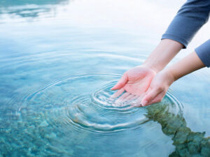 透明な水に浸された女性の手