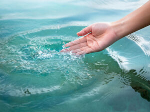 透明な水に浸された女性の手